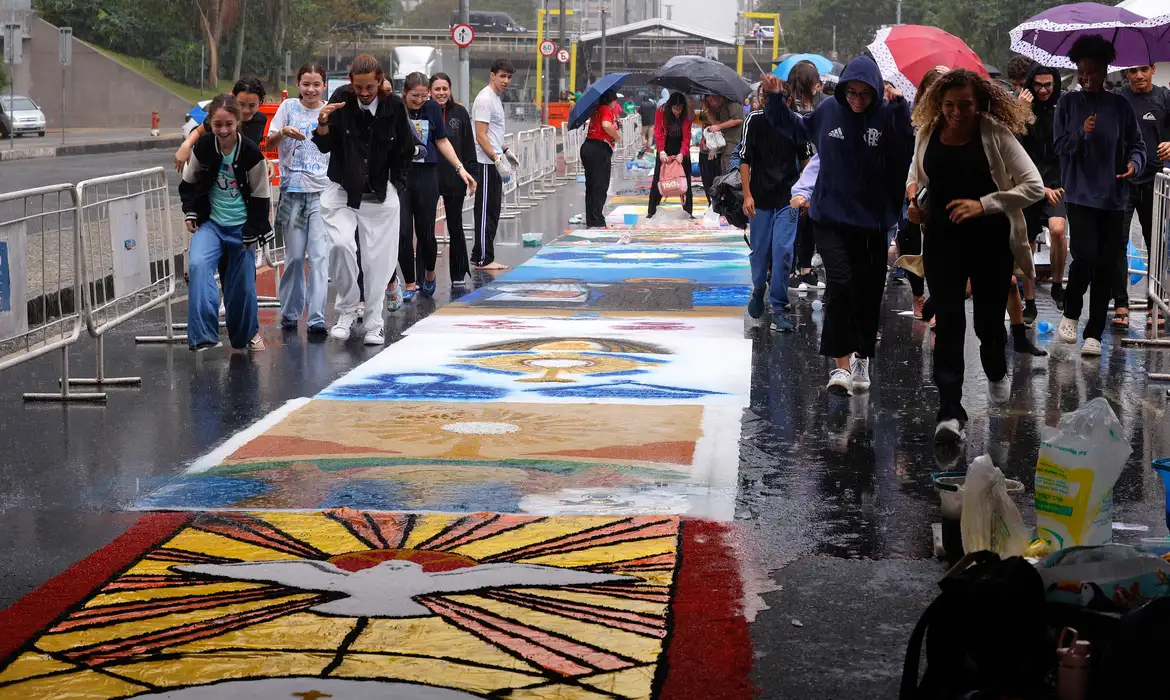 Fiéis superam chuva e montam 100 tapetes de Corpus Christi no Centro do Rio