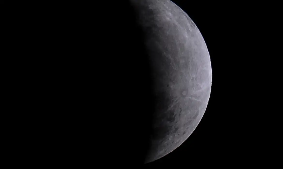 Eclipse parcial da Lua será visível em todo o Brasil nesta quinta-feira com 96,2% de obscurecimento