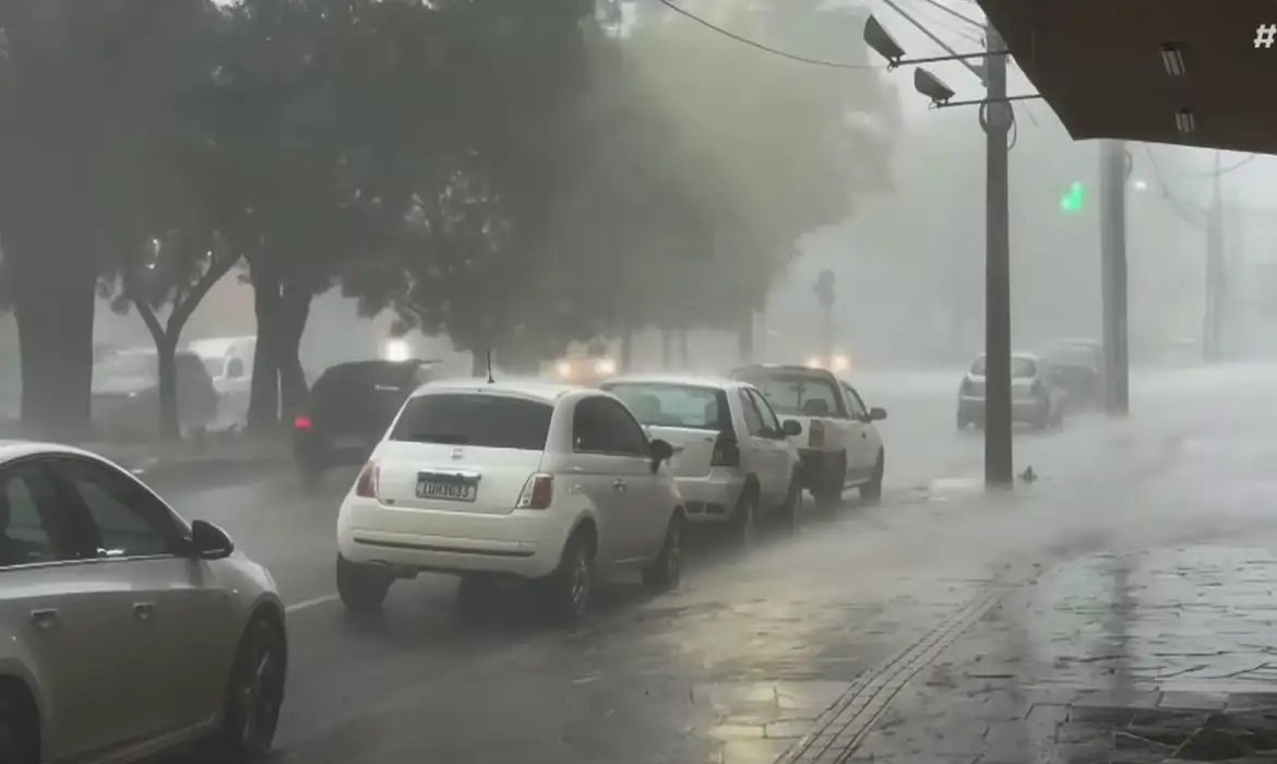 Inmet alerta para ciclone extratropical no Sul, chuvas no Sudeste e calor de até 41°C no Norte e Nordeste