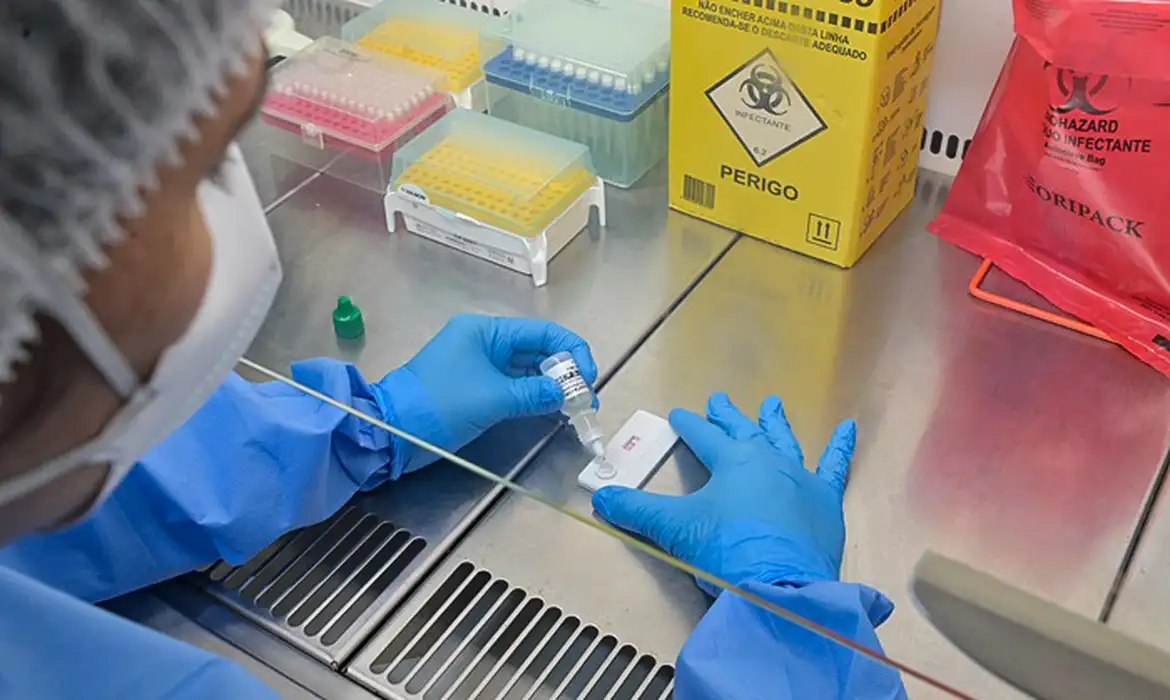 Anvisa atualiza normas de controle de qualidade para laboratórios públicos e privados no Brasil