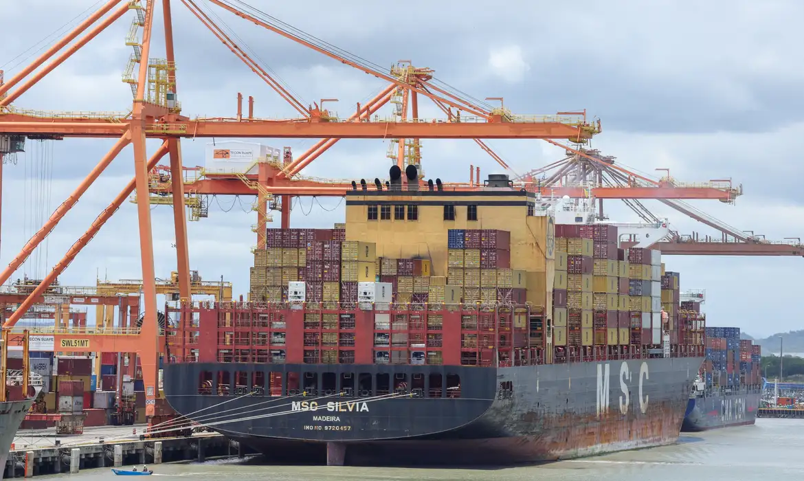Brasil e EUA reabrem canal diplomático para retomar negociações sobre tarifas comerciais após ligação entre Lula e Trump