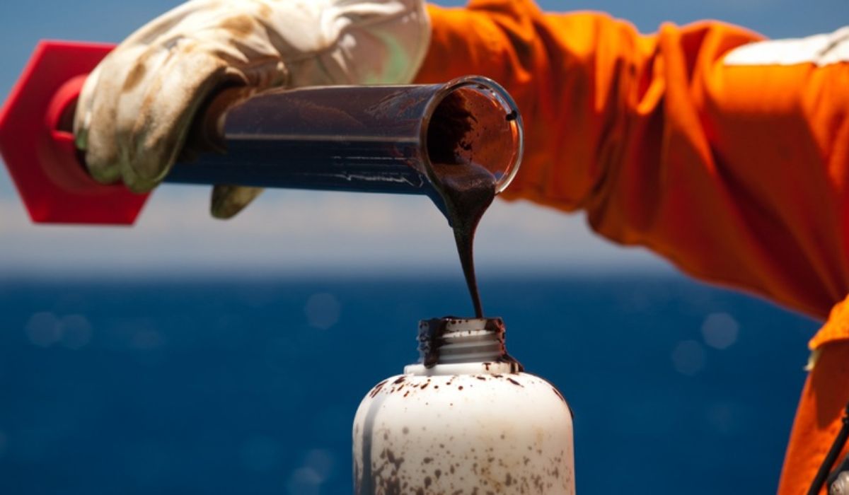 Petróleo despenca 11% após Irã reabrir o estreito de Ormuz e aliviar tensões globais