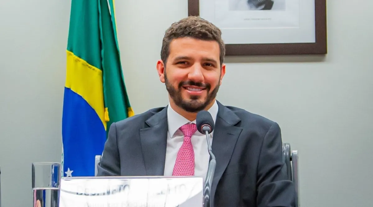 Neto Carletto, deputado baiano com maior patrimônio declarado, estreia arrecadação eleitoral com doação da noiva
