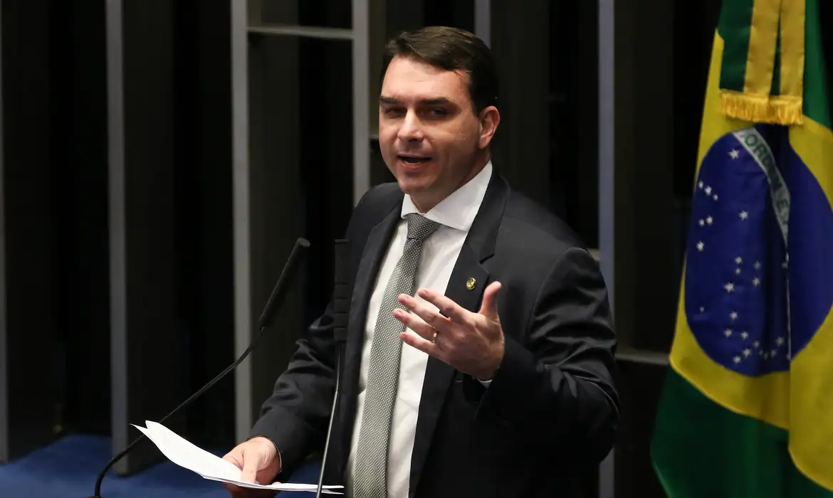 PGR Defende Oitiva de Flávio Bolsonaro e Abre Caminho para Retratação