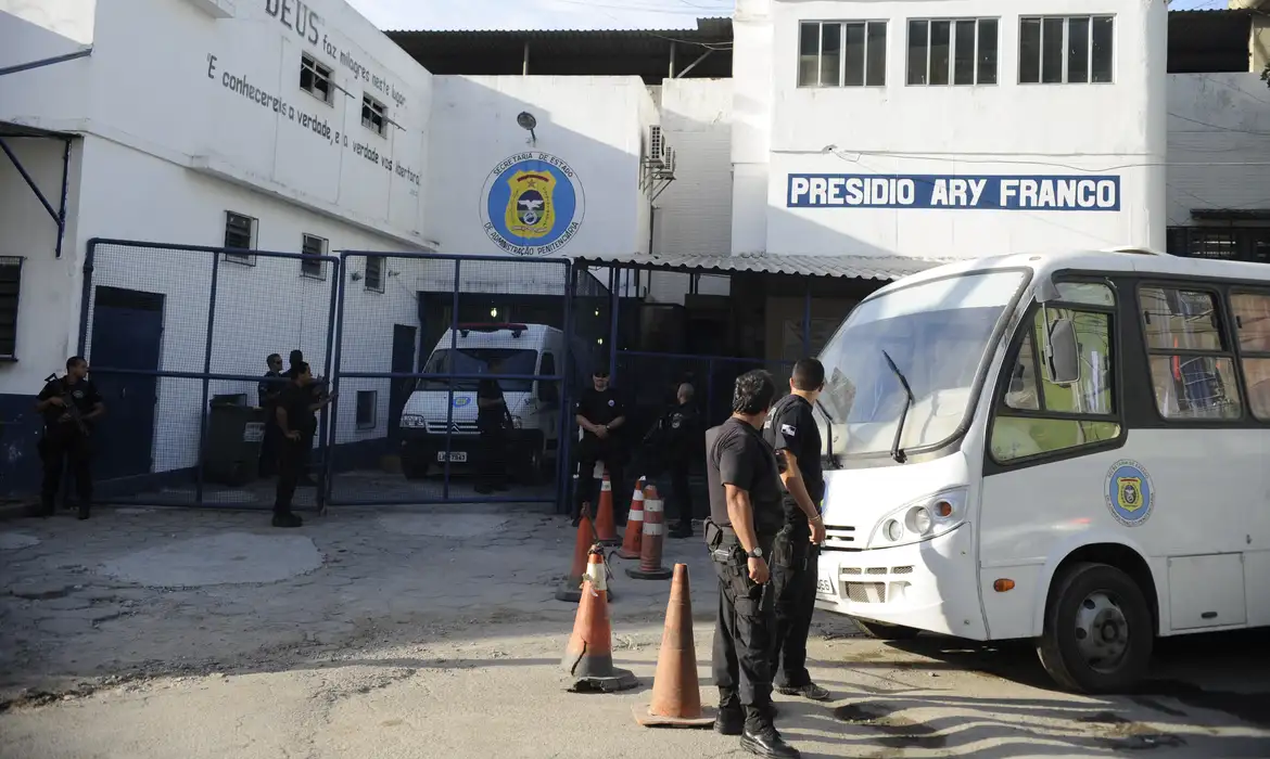 Famílias de detentos gastam R$ 4,3 bilhões ao ano para suprir falhas do sistema prisional, aponta pesquisa