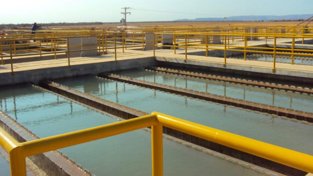 Rompimento acidental em adutora no bairro Liberdade afeta o fornecimento de água em Guanambi e região