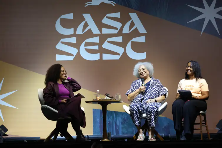 Angela Davis critica gentrificação em Paraty e exalta intelectuais negras brasileiras na Flip