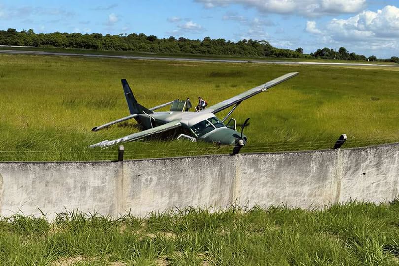 Sem feridos: avião da Força Aérea sai da pista e para em gramado do aeroporto de Porto Seguro