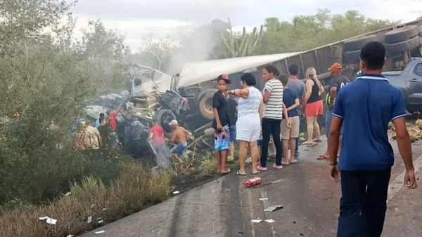Tragédia na BR-116: 16 pessoas da mesma família morrem após caminhão invadir a contramão