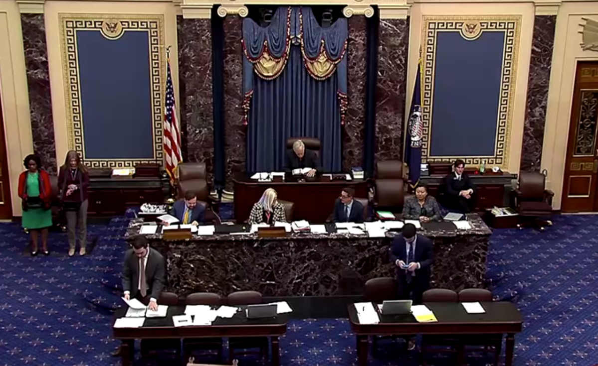 Senado dos EUA Aprova Resolução para Limitar Poder de Guerra de Trump Contra o Irã