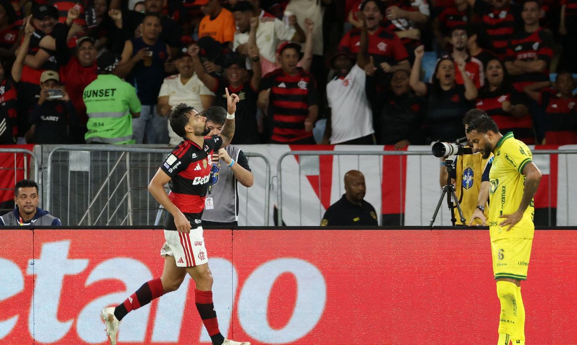 Flamengo vence Mirassol por 2 a 0 no Maracanã e encosta na liderança do Brasileirão
