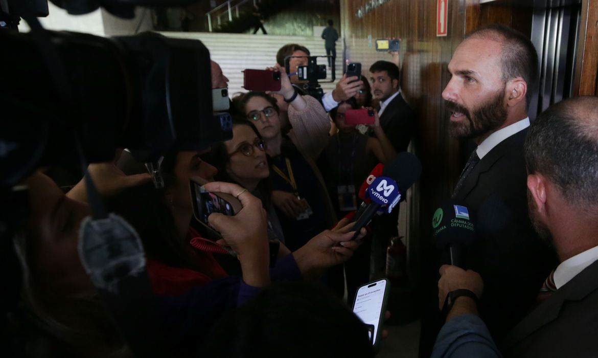 Primeira Turma Condena Eduardo Bolsonaro à Prisão e Inelegibilidade