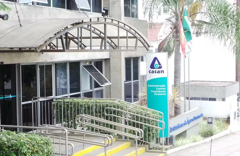 Casan abre concurso público com salários de até R$ 12,6 mil para níveis médio, técnico e superior