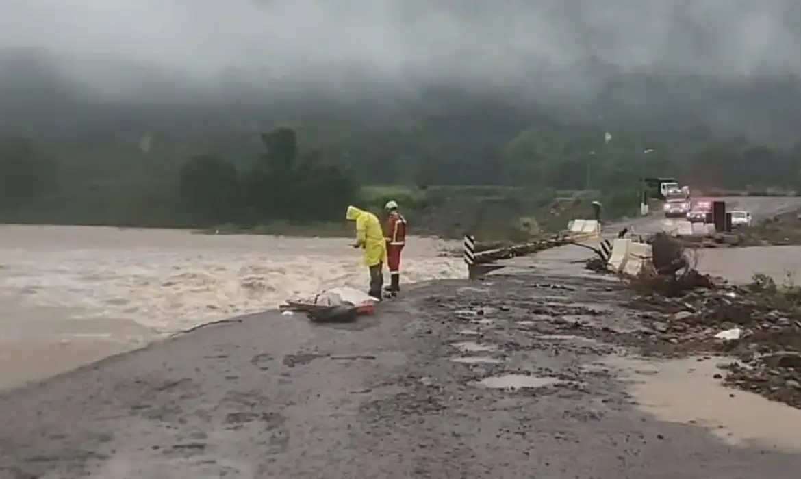 Inmet emite alerta laranja para tempestades no Sul e mapeia condições meteorológicas no país