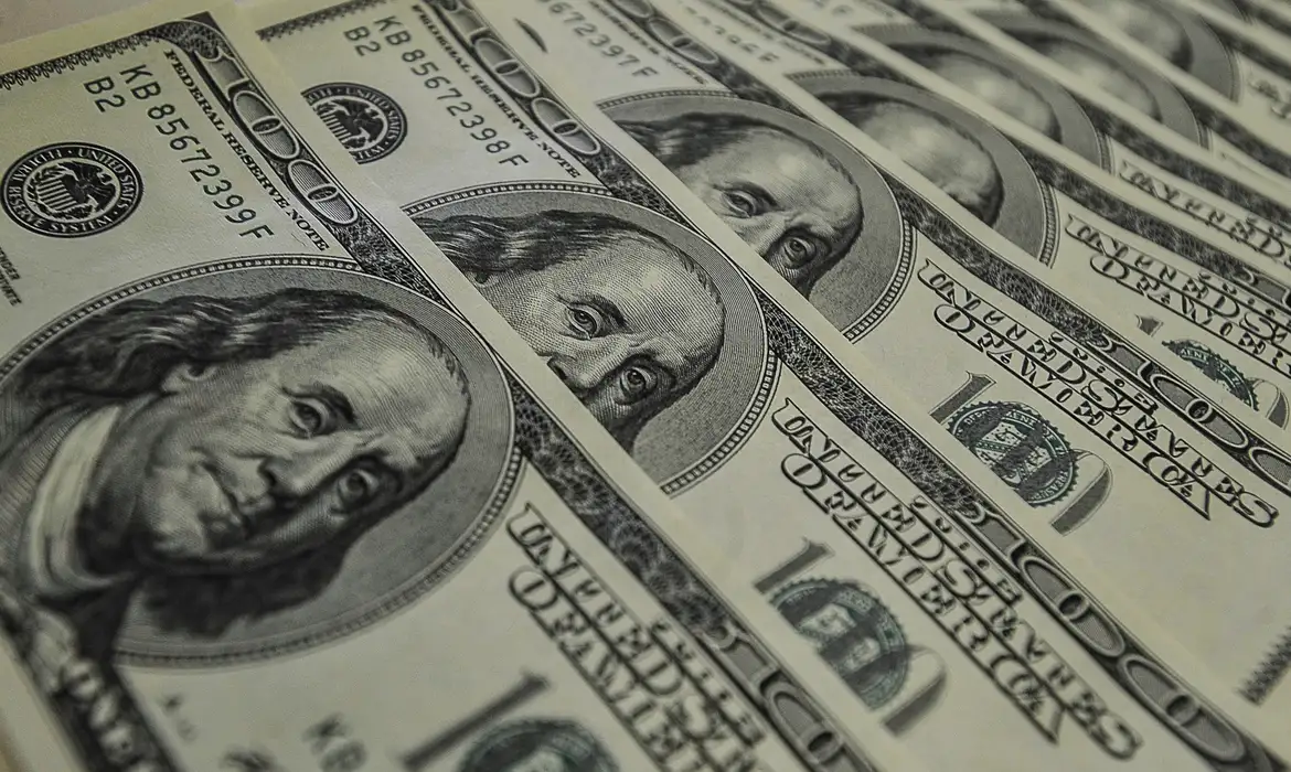 Com dados fortes de emprego nos EUA e crise no Oriente Médio, bolsa sobe e dólar derrete