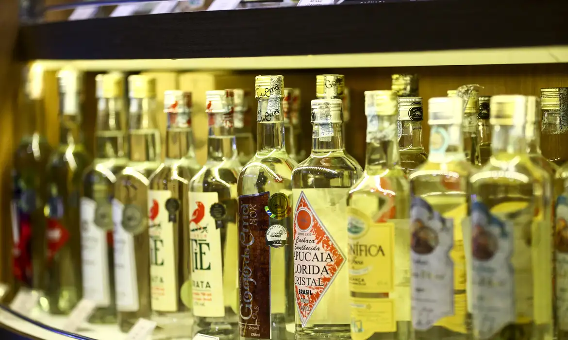 Cadeia produtiva da cachaça cresce 21% no Brasil em 2025, mas volume produzido recua, aponta Anuário do Mapa