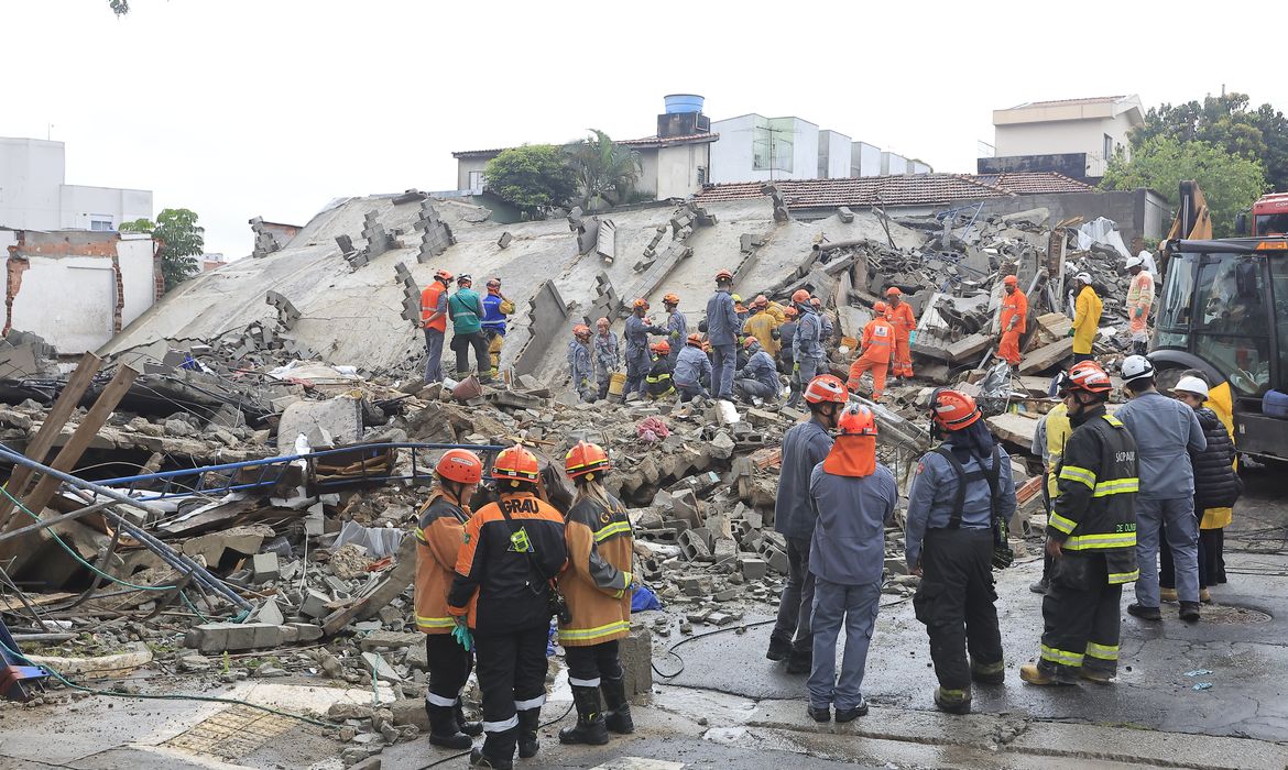 Chuvas deixam ao menos oito mortos e um desaparecido em São Paulo; sócio de construtora é preso após desabamento na capital