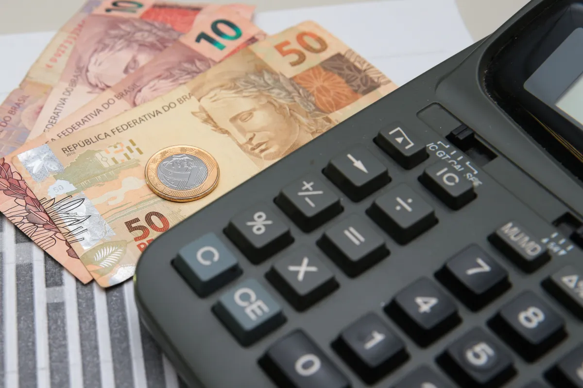Governo projeta superávit no arcabouço fiscal, mas déficit total em 2026 atinge R$ 60,3 bi