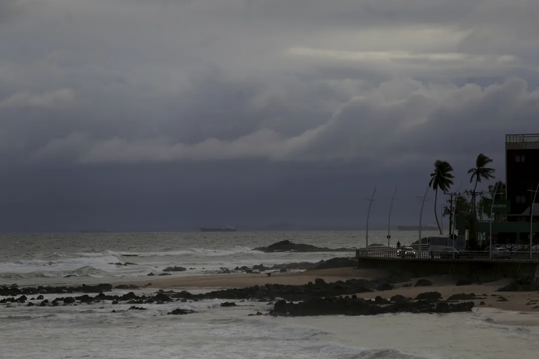 Inmet emite alerta de vendaval para cinco estados com rajadas de até 100 km/h; litoral da Bahia está na rota