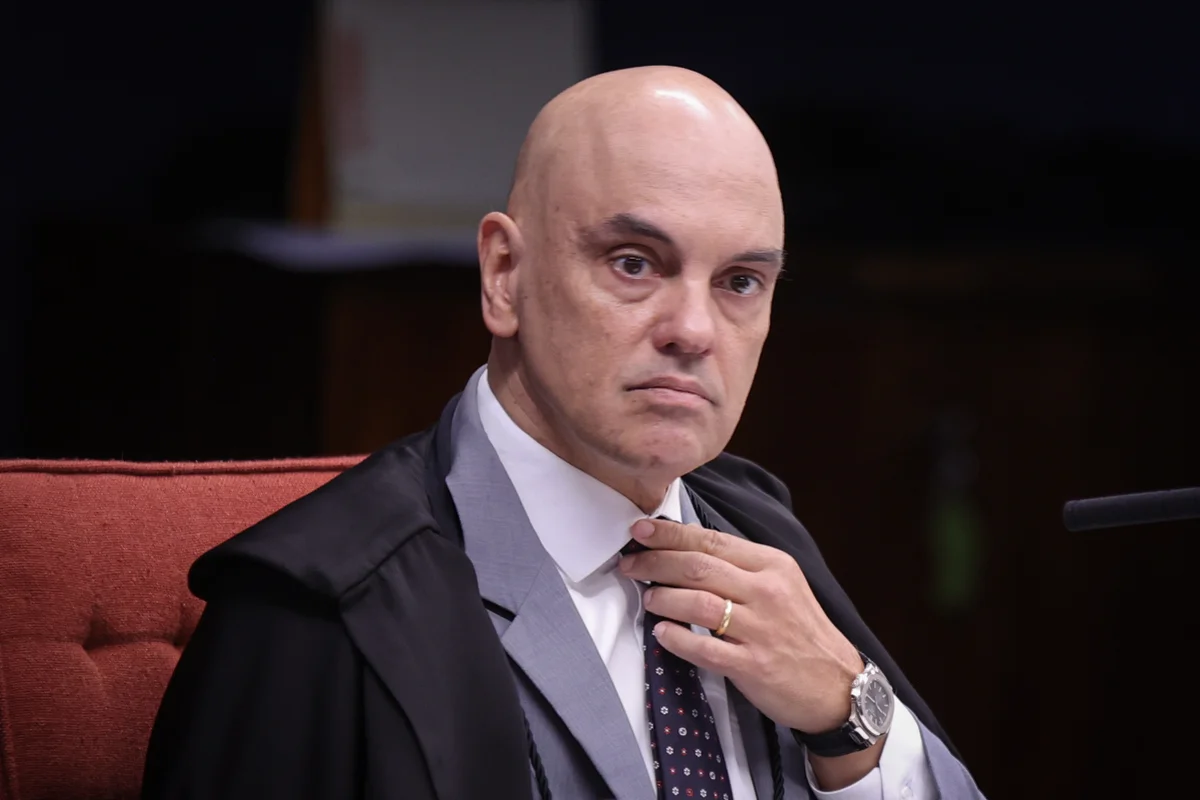 João Roma Classifica como "Absurda" Decisão de Moraes que Proíbe Visitas de Flávio a Bolsonaro
