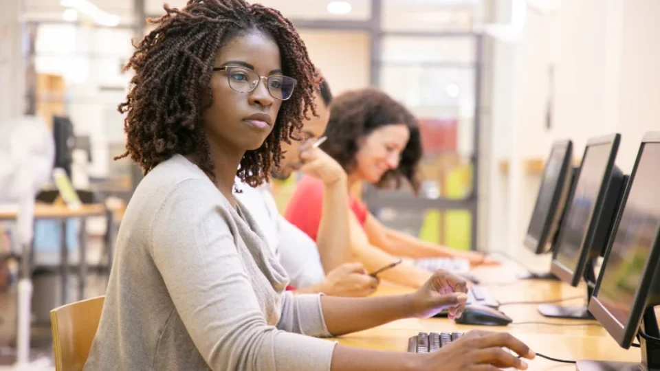 Desemprego entre jovens mulheres negras atinge 24,7%, o pior índice do mercado de trabalho