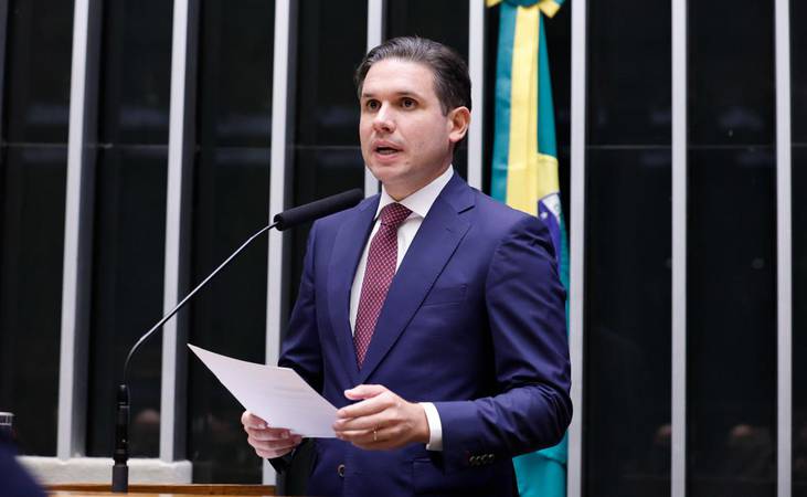 Com avanço do fim da escala 6x1, projetos preveem teto de até R$ 145 mil anuais para o MEI