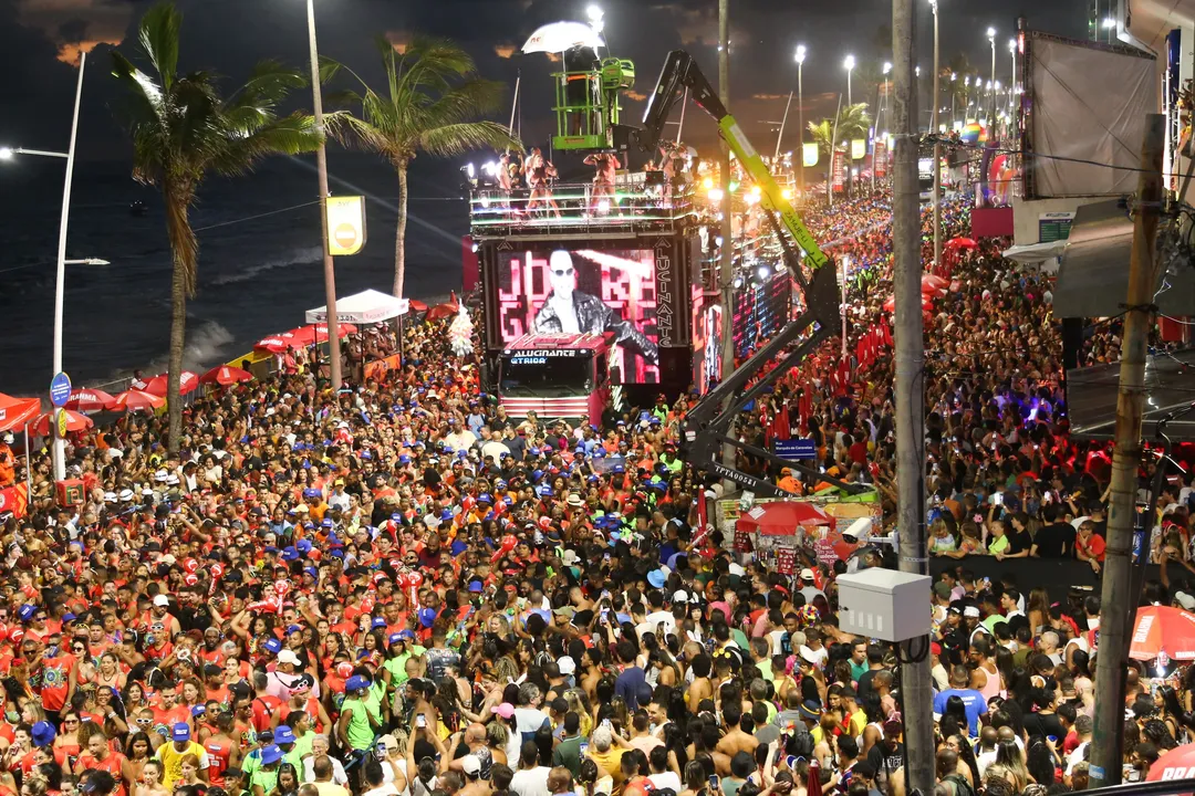 Guia do Carnaval de Salvador orienta foliões na escolha entre a Pipoca e a experiência dos Camarotes