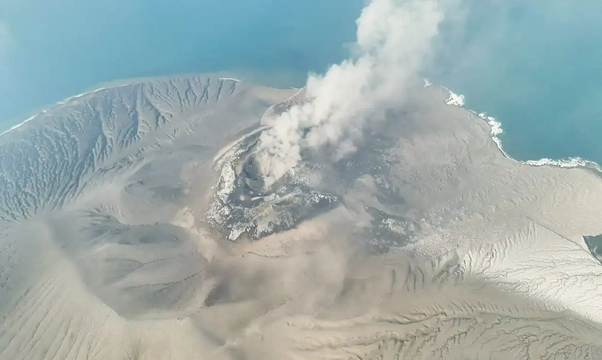 Erupção do vulcão Anak Krakatau na Indonésia fecha aeroportos e deixa mais de 150 mil passageiros retidos
