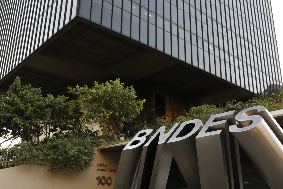BNDES levanta quase R$ 4 bilhões com venda de papéis da Petrobras, Axia e Copel