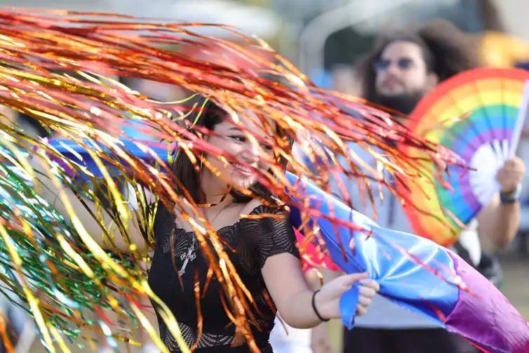 Parada Brasília Orgulho reúne multidão na Esplanada com foco em consciência eleitoral e direitos