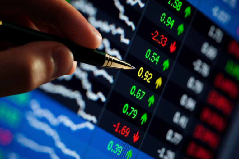 Ibovespa fecha em alta em dia de liquidez reduzida e dólar recua para R$ 5,01