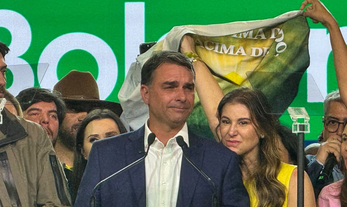 PL oficializa candidatura de Flávio Bolsonaro à Presidência e recorre à IA para presença de Jair Bolsonaro