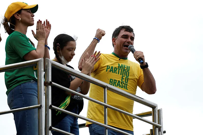 Campanha de Flávio Bolsonaro confirma agenda em Vitória da Conquista e avalia passagens por Salvador e Feira de Santana