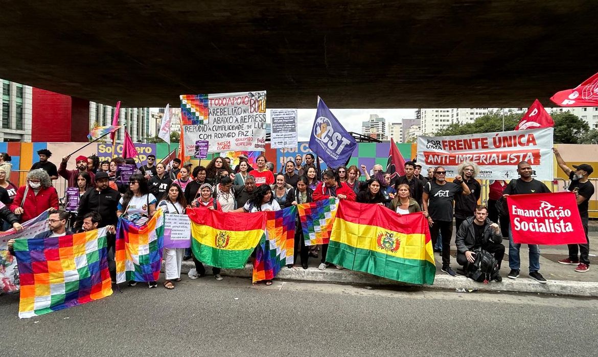 Solidariedade na Paulista: Ato em São Paulo Apoia Protestos e Pede Renúncia de Presidente da Bolívia