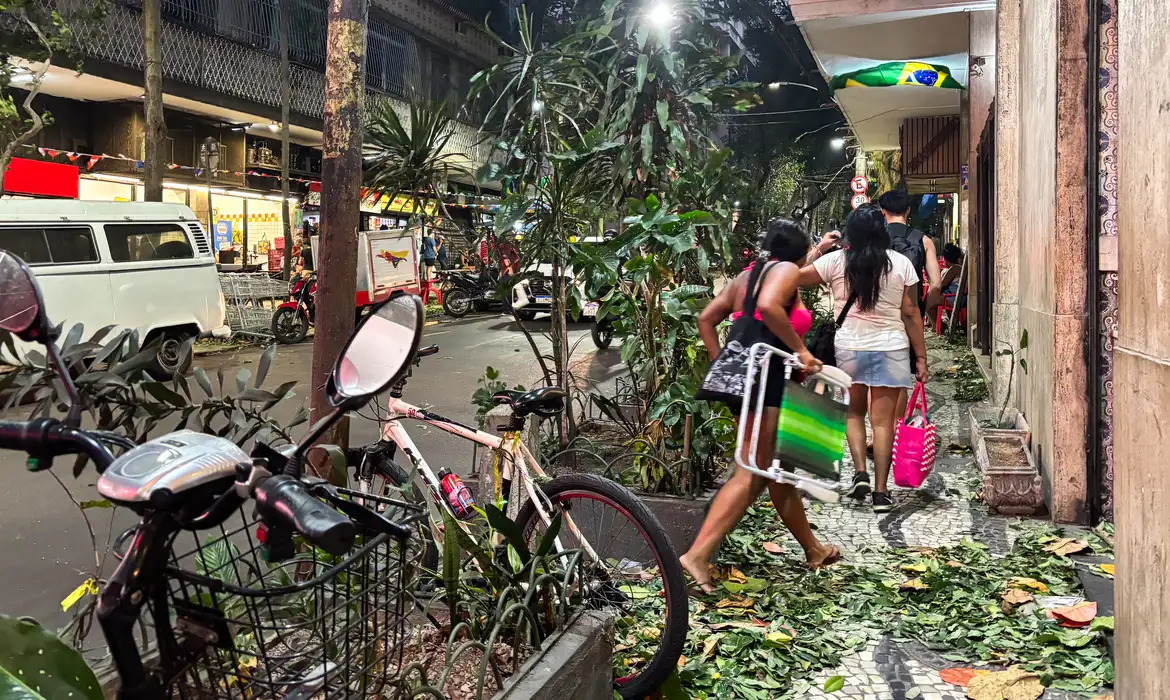 Rio de Janeiro registra duas mortes, apagão e paralisação nos transportes após forte ventania
