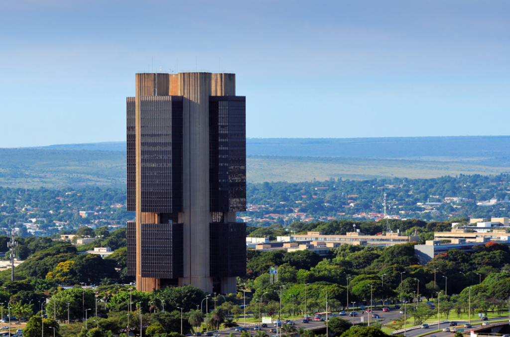 PEC da autonomia do BC favorece manutenção de juros altos no Brasil, apontam economistas