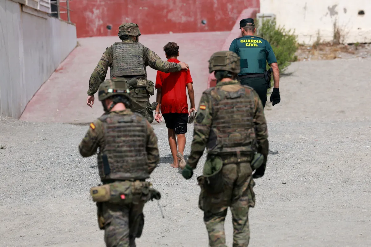 Governos de Ceuta e da Espanha buscam transferência de 1,1 mil menores migrantes para o continente após crise na fronteira