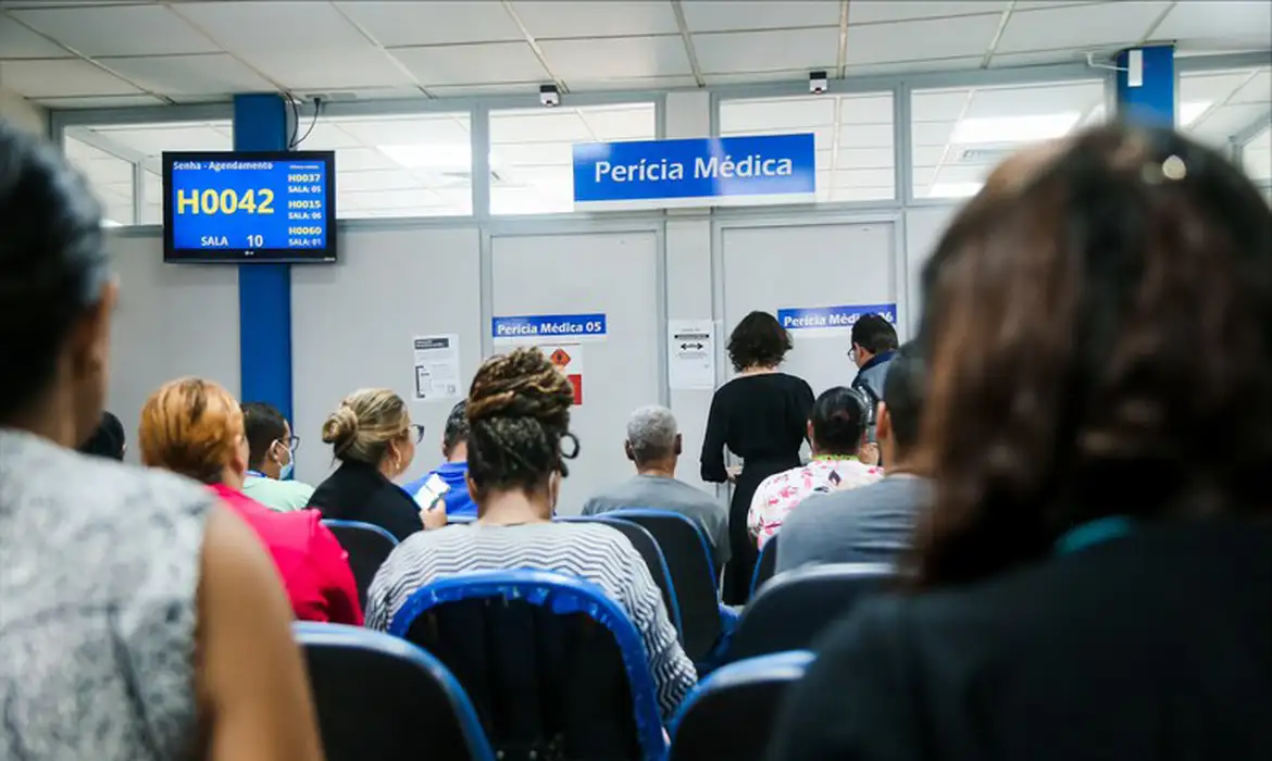 Fila de espera do INSS atinge menor nível desde 2023 com 1,28 milhão de pedidos e prazo médio de 35 dias
