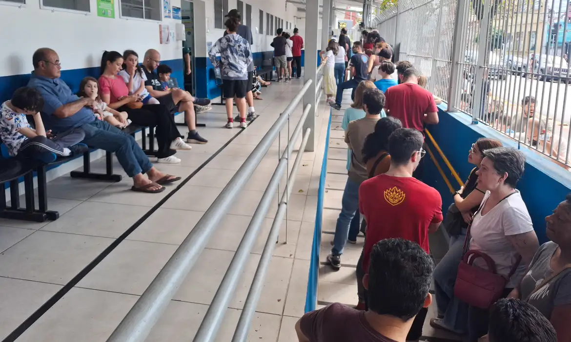 Paulistanos enfrentam longas filas para vacinação contra o sarampo na capital paulista