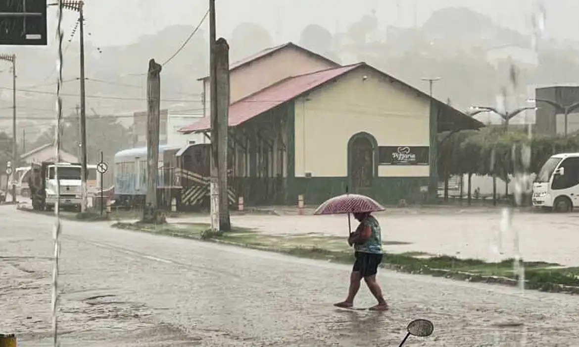 Clima Instável: Inmet Dispara Alerta Amarelo para Temporais no Norte/Nordeste e Frente Fria no Centro-Sul