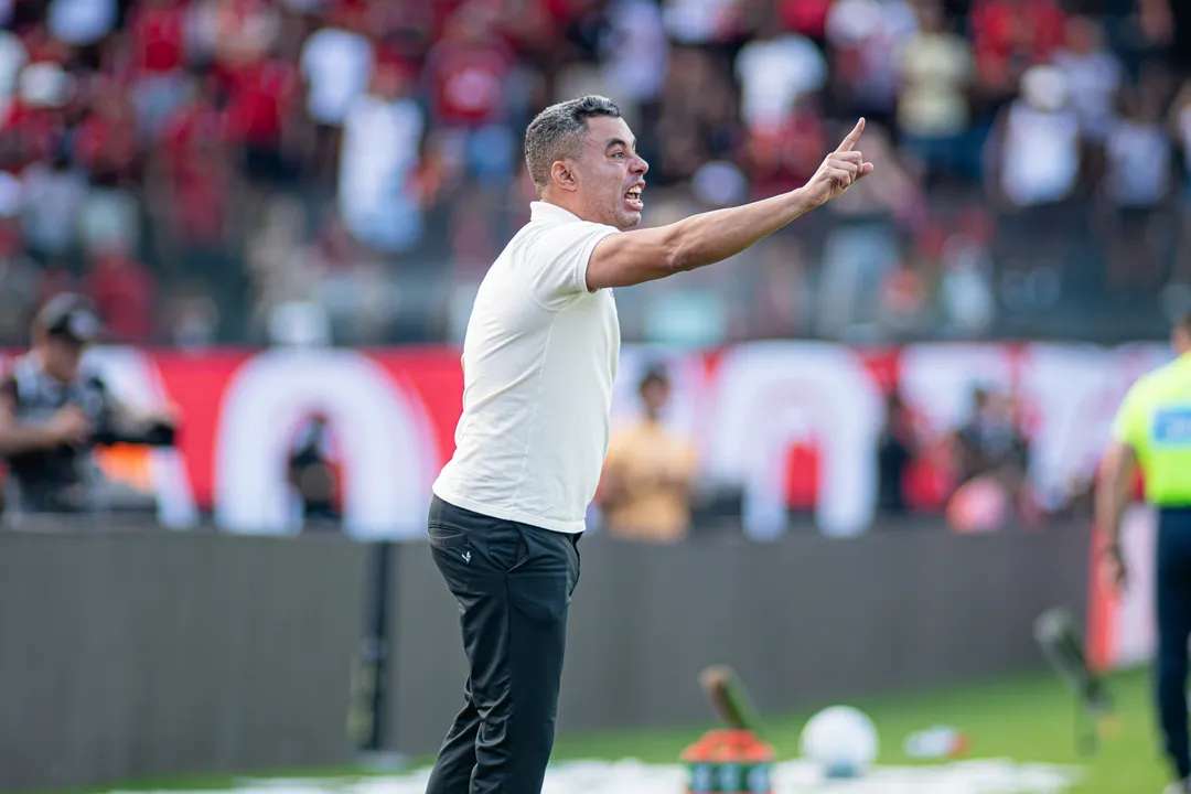 Jair Ventura lamenta derrota do Vitória no Ba-Vi e explica opções na escalação titular