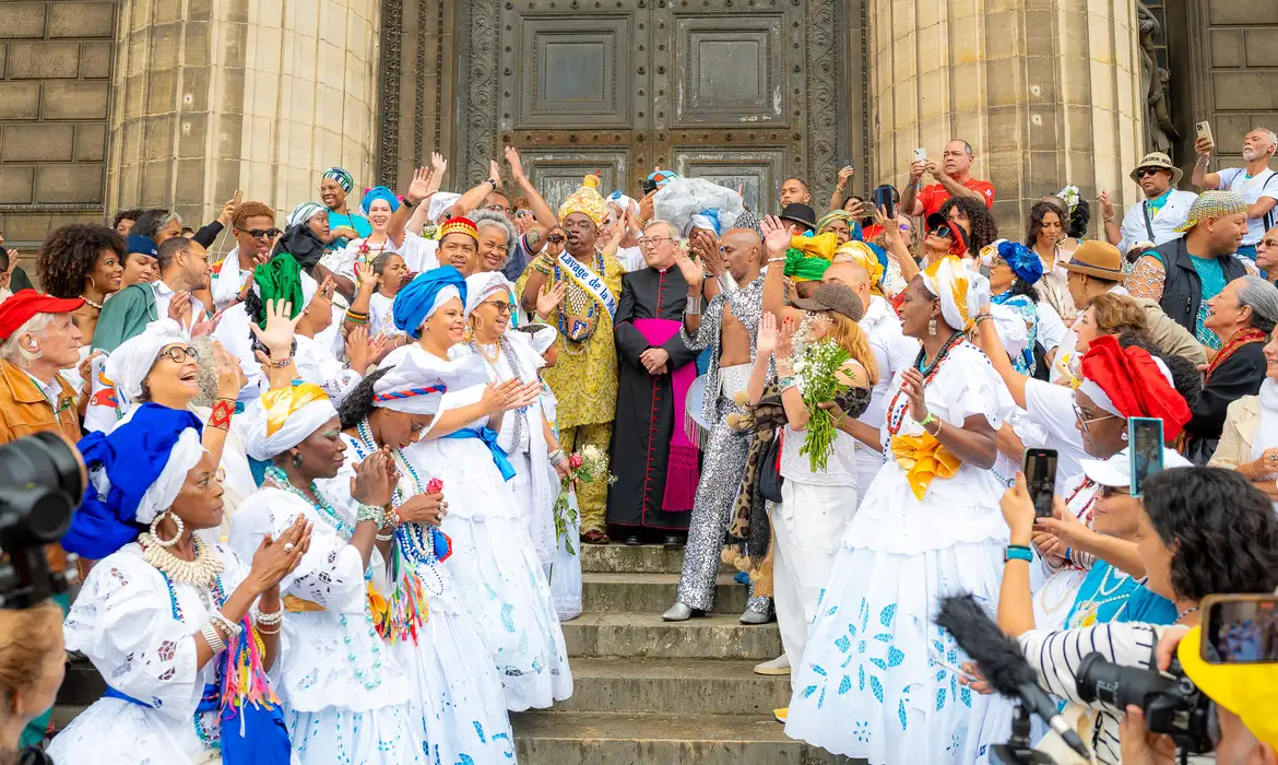 Pároco veta uso da escadaria e 25ª Lavagem da Madeleine é transferida para praça pública em Paris
