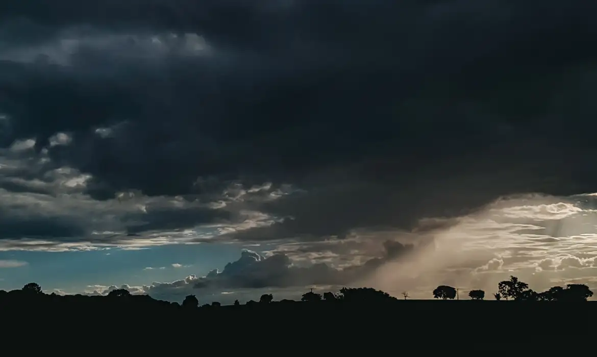 INMET e Defesa Civil emitem alertas de tempestades severas e risco de tornado no Rio Grande do Sul