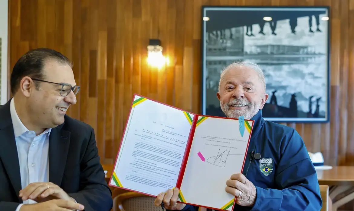 Lula sanciona lei que garante renovação automática e gratuita da CNH
