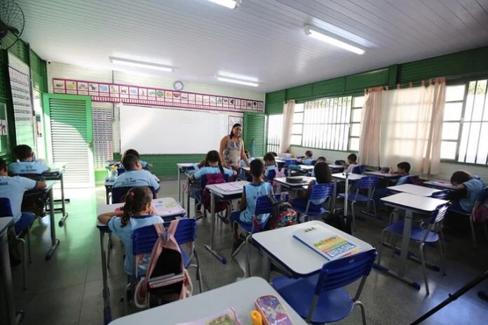 CNE Atualiza Diretrizes e Define Prazo para Redes de Ensino Adequarem Regras