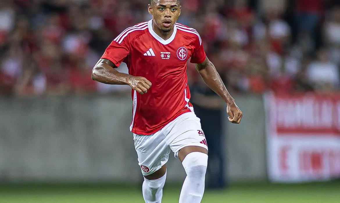 STJD suspende zagueiro Victor Gabriel do Inter até retorno de Gabriel Pec aos treinos