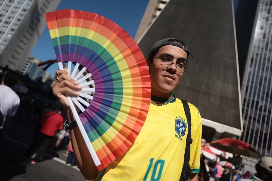 Com camisas do Brasil e leques coloridos, Parada LGBT+ atrai famílias e repudia retrocessos