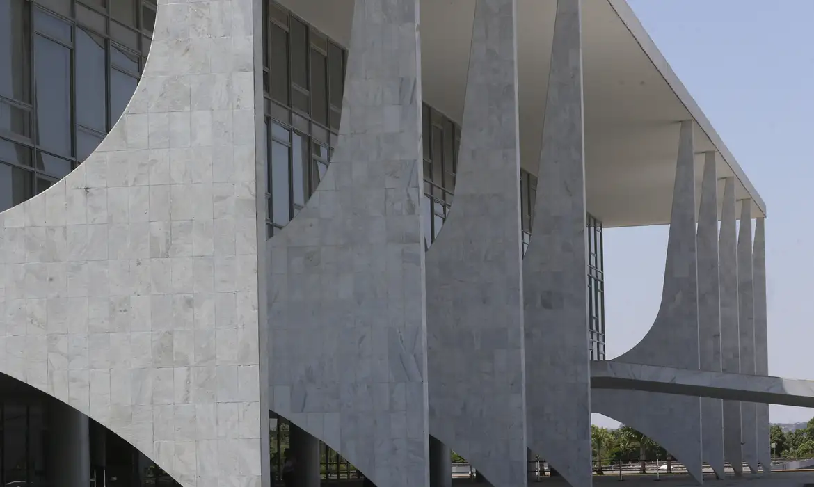 Brasil inicia processo de reciprocidade econômica em resposta a tarifas impostas pelos EUA