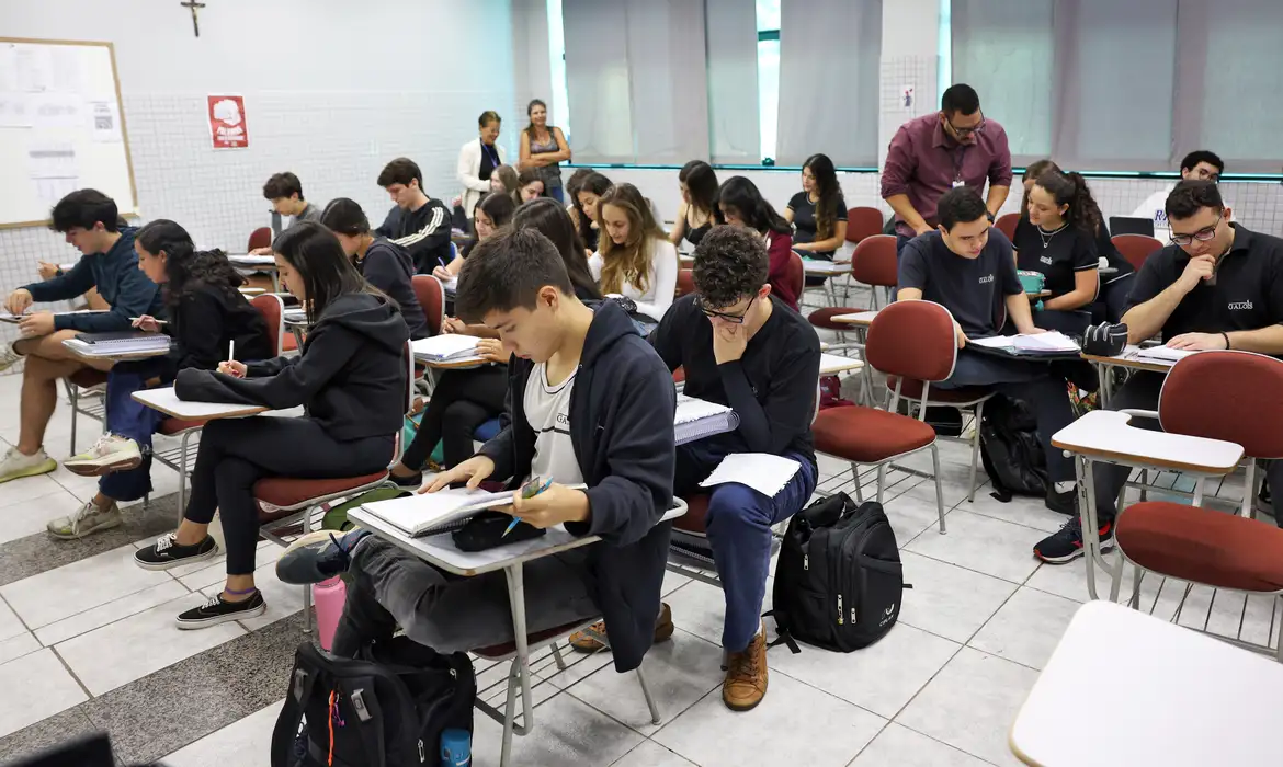 Senado Aprova Inclusão de Educação Financeira e Fiscal na LDB