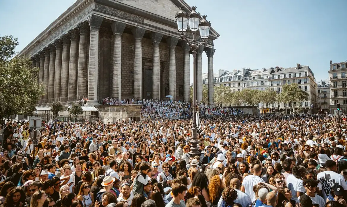 Lavagem de Madeleine celebra 25ª edição em Paris com exaltação da cultura afro-brasileira e público estimado em 60 mil pessoas